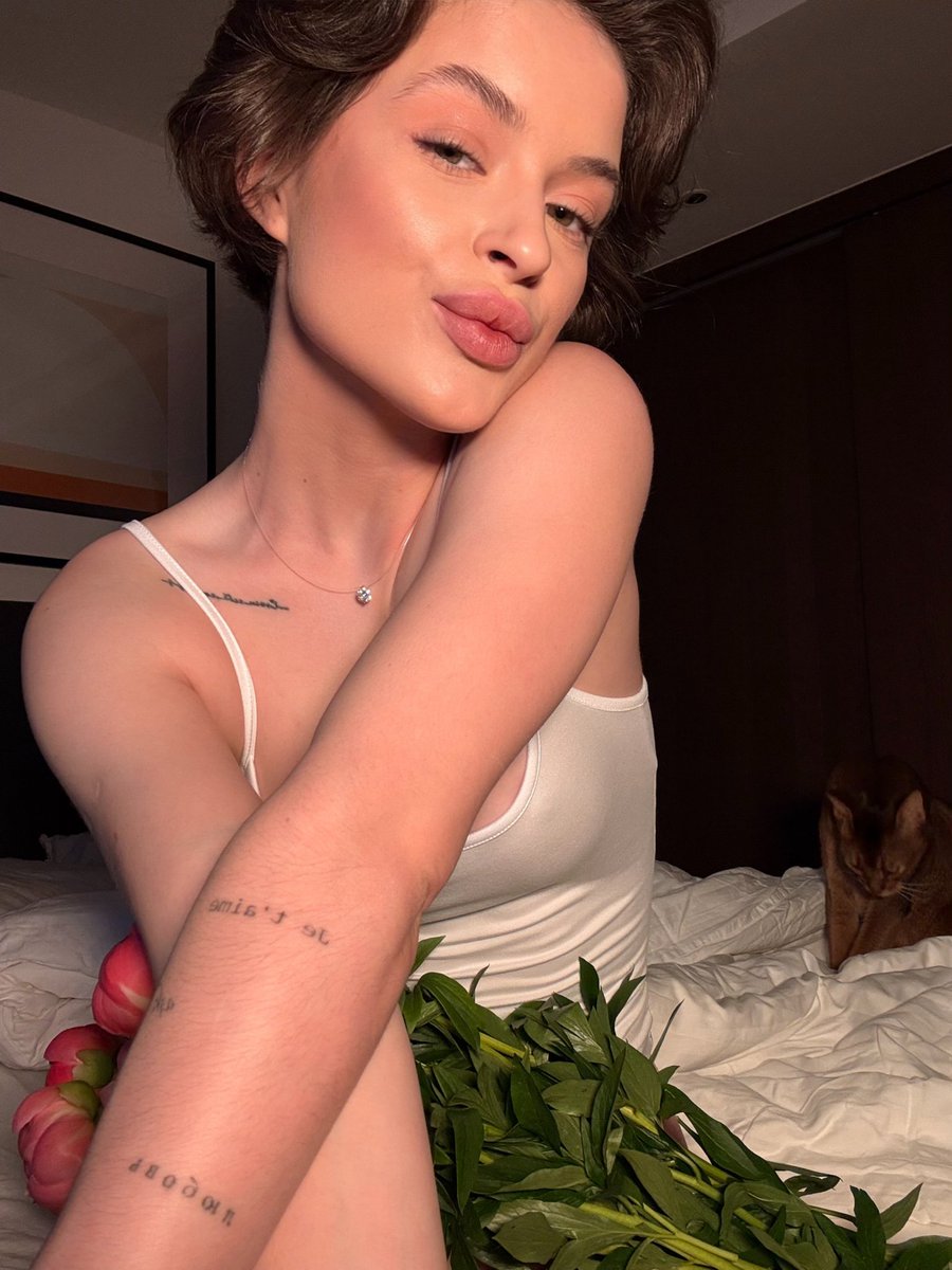 Leylaashyy's tweet image. A little glow, fresh flowers, and a soft kind of power.
onlyfans.com/li_leila/c5
No caption needed — the vibe says it all. 🌷✨💋