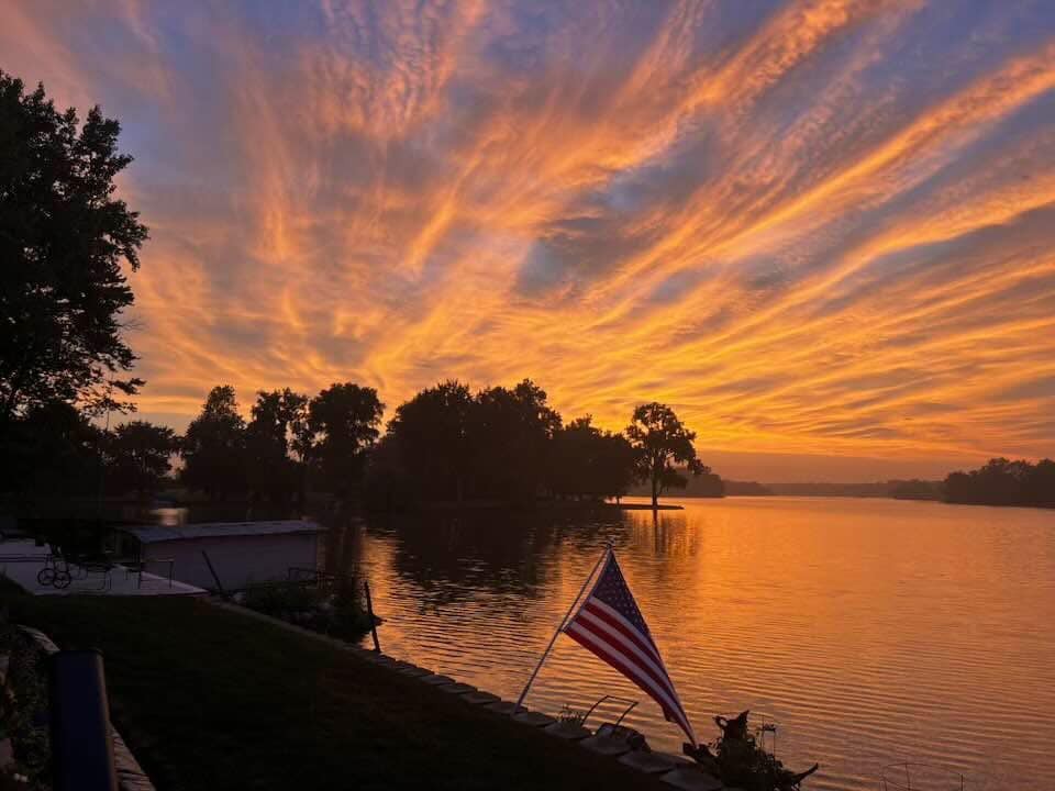 OHStateParks's tweet image. Lake Loramie State Park said: "Rise and shine, humans. I’m doing my part—your turn!"
Hope your week starts as beautifully as this sunrise. ☀️
Share your best summertime sunrise photo 🌅
Photo Credit: Cindi Lammers
@ohiodnr @OHHeartofitAll