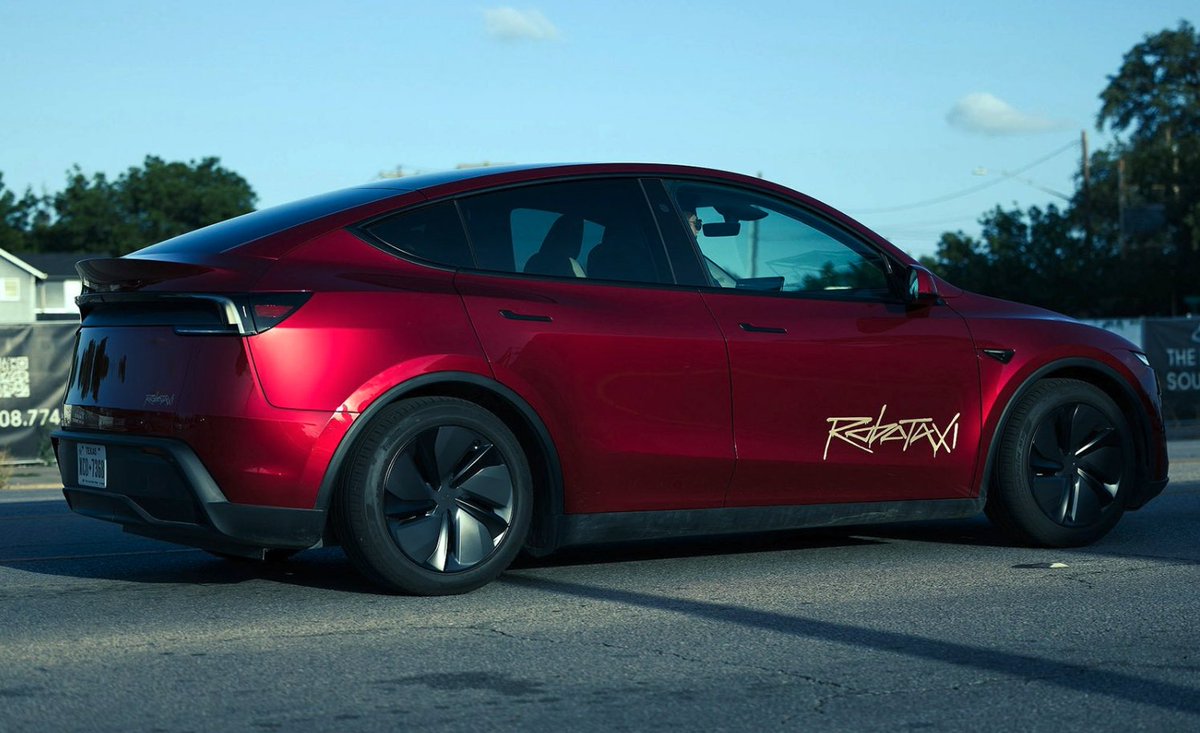 herbertong's tweet image. 🚨 Cantor Fitzgerald has reiterated its Overweight rating on $TSLA with a price target of $355
Cantor Fitzgerald views Tesla’s Robotaxi segment as a "software-as-a-service, high-margin model" with significant scaling capabilities following commercialization.
The research firm…