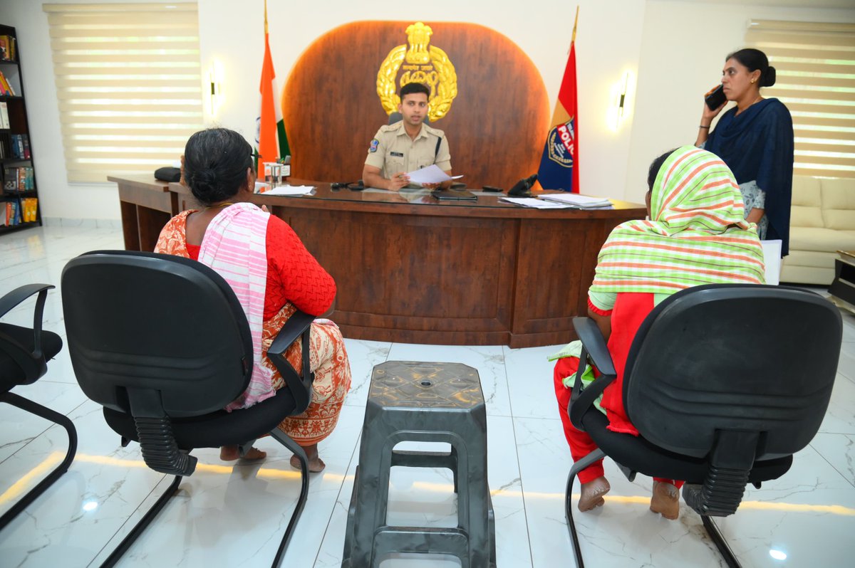 District SP Sharath Chandra Pawar IPS Reviews 38 Complaints During Police Grievance Day

As part of the weekly Police Grievance Day held every Monday for the convenience of the public, District SP Sharath Chandra Pawar IPS interacted directly with around 38 petitioners from