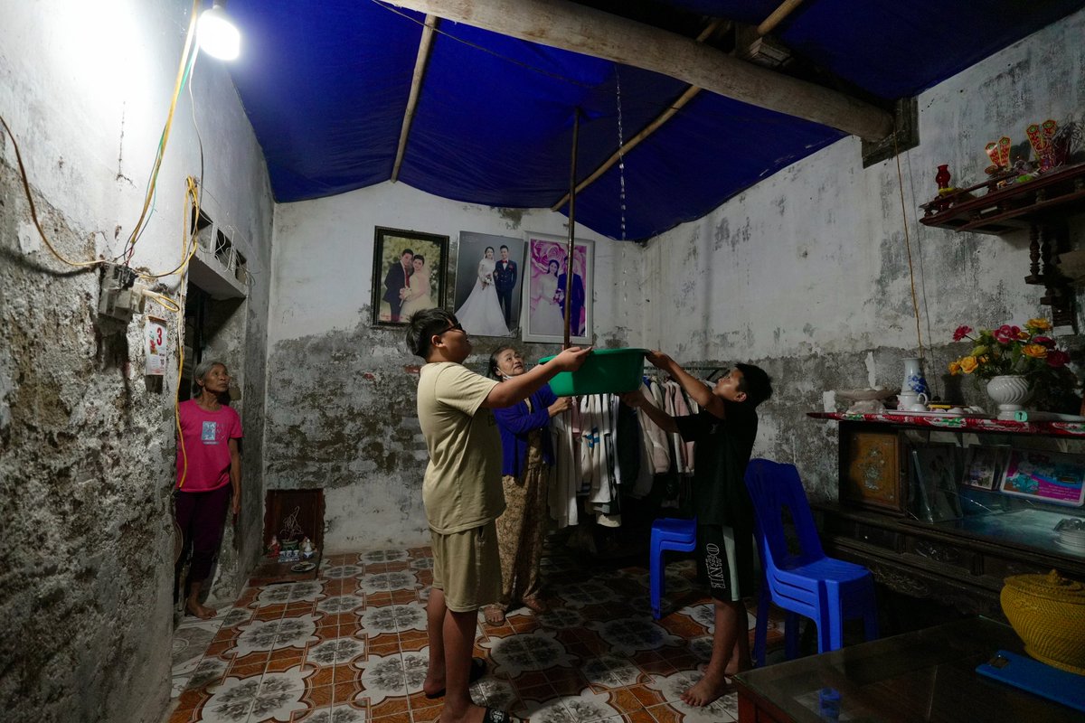 UNICEF_vietnam's tweet image. 📍Hau Loc, Thanh Hoa: As #TyphoonWipha neared, fishermen and families rushed to secure boats and reinforce homes.
Get prepared now:
1. Secure your home and belongings.
2. Stock up on essentials: food, water, batteries, and medications.
3. Stay informed with official updates.…