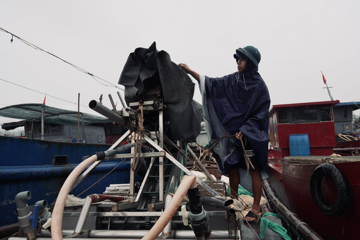 UNICEF_vietnam's tweet image. 📍Hau Loc, Thanh Hoa: As #TyphoonWipha neared, fishermen and families rushed to secure boats and reinforce homes.
Get prepared now:
1. Secure your home and belongings.
2. Stock up on essentials: food, water, batteries, and medications.
3. Stay informed with official updates.…