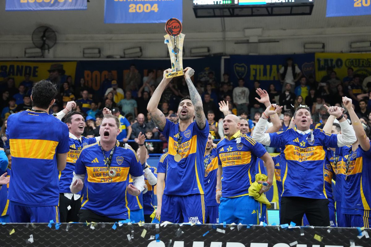 BocaEsPueblo's tweet image. BICAMPEONES DE LA LIGA NACIONAL!!!
Anoche se vivio una autentica fiesta en La Bombonerita y Boca logró coronarse por primera vez como Bicampeón de la Liga Nacional, llegando a su quinto título en esta competencia, luego de una serie final que quedará para la Historia.…