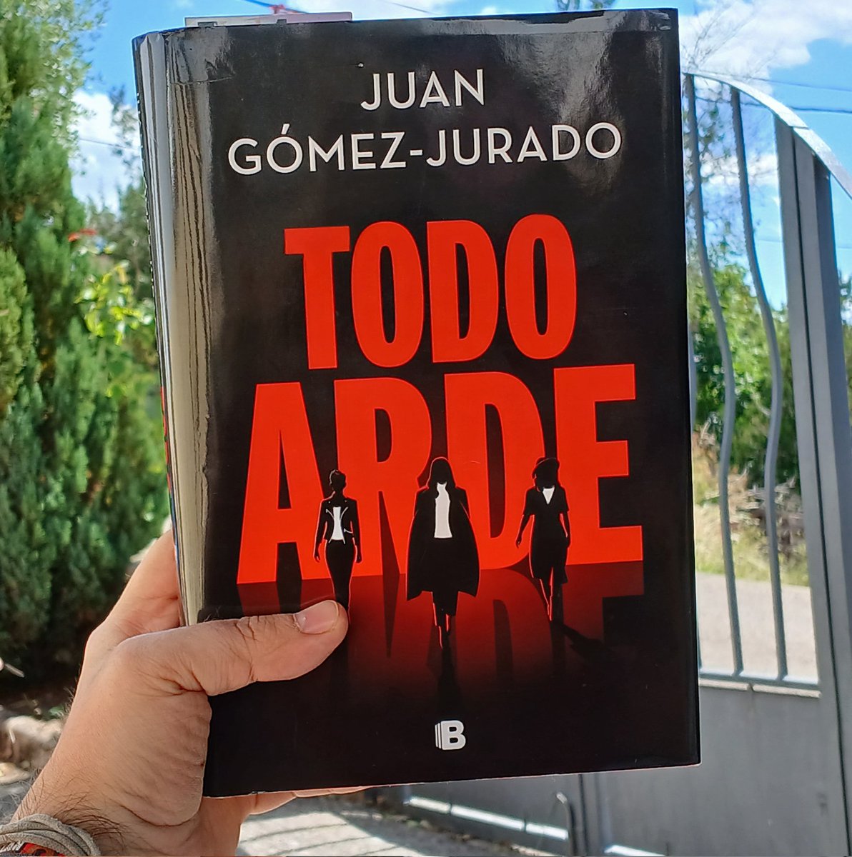 abolueta's tweet photo. #ElPaciente ✅️
#Cicatriz ✅️
#ReinaRoja ✅️
#LobaNegra ✅️
#ReyBlanco ✅️
Y empezamos con #TodoArde ✴️🔛!
Este universo mejora en cada libro
@JuanGomezJurado
@penguinlibros
@masleer https://t.co/5J76vZhl9c