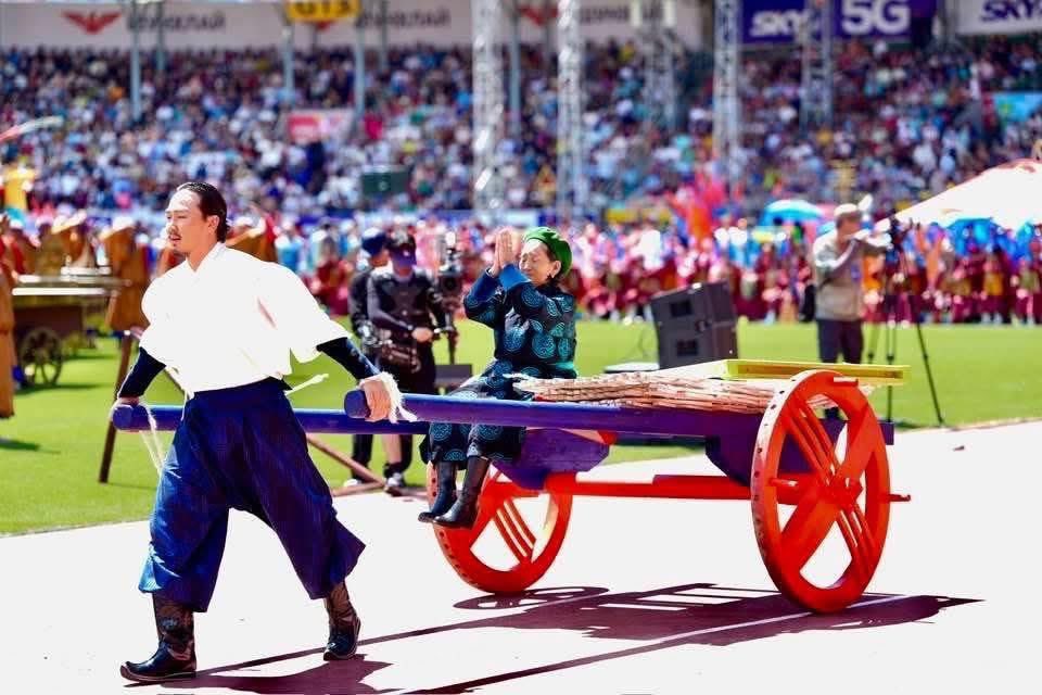 Киргизүүдийг хардаа.
Тооноо ямар гоё дээдэлж Төрийн ёслол хүндэтгэлийн танхимдаа дүрсэлж залсан байгааг 🙄
Гэтэл манайх тооноороо жин дунгуй *аачихсан наадмын нээлт гээл солиороод сууж байдаг, яг ичиж үхлээ🫣