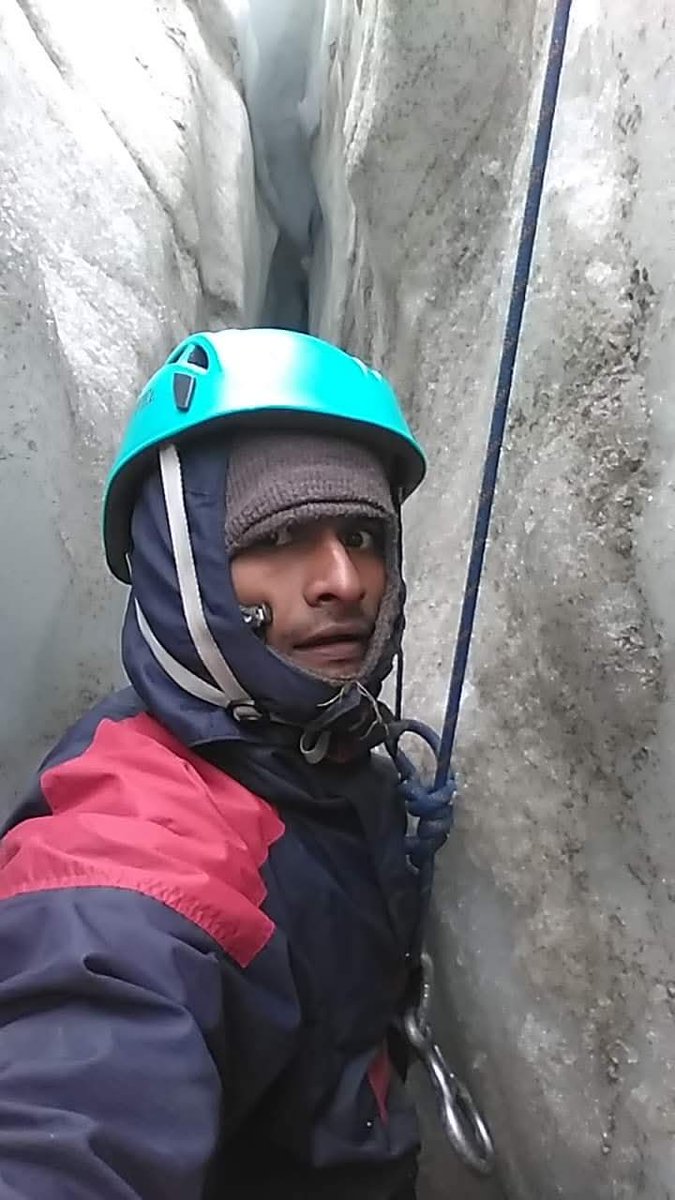 पर्वतारोहण की भाषा में, बर्फ के बीच दरार में फंसने को "क्रेवास" (crevasse) कहते हैं। मैं अभी क्रेवास में फंसा हुआ हूं।