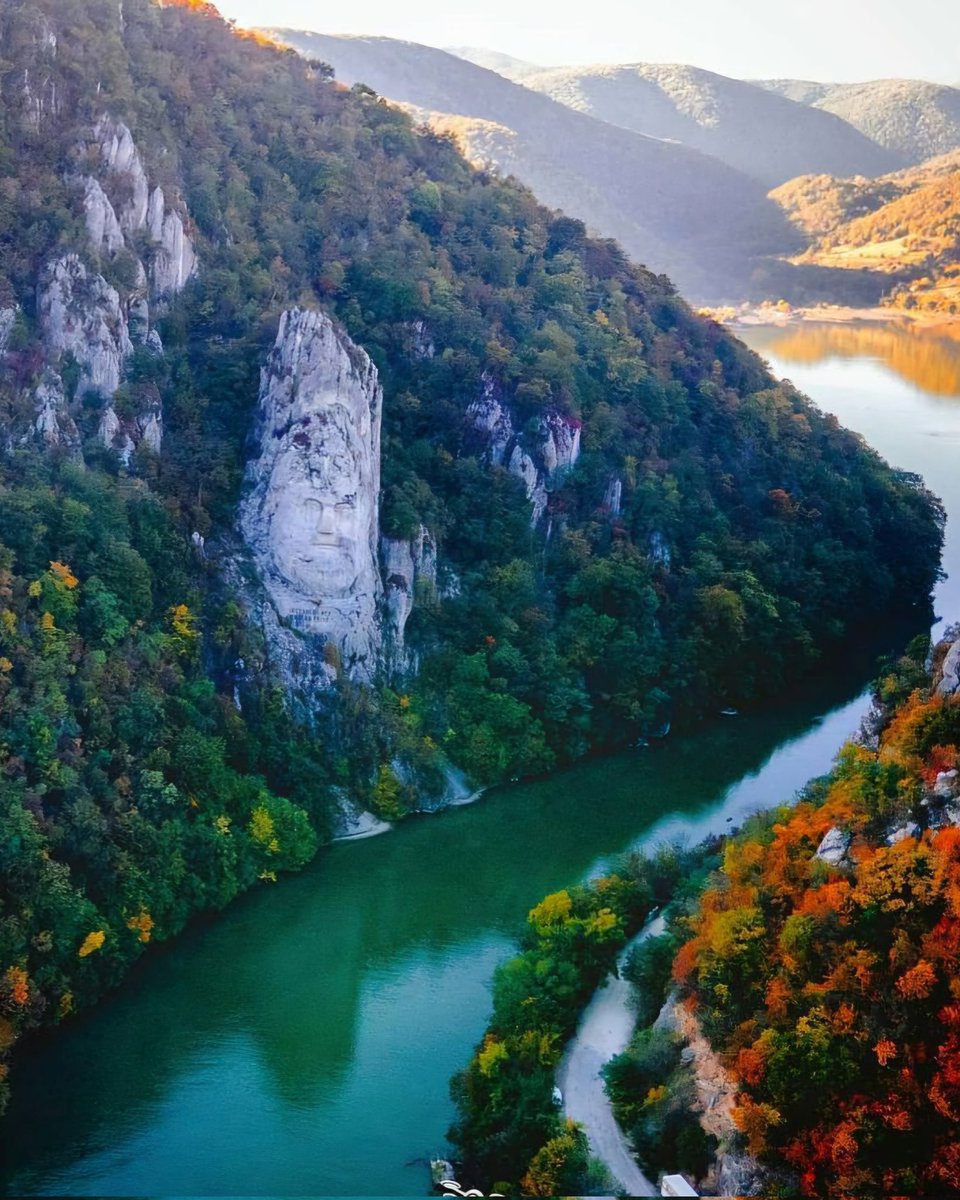 From the cycle #beautifulRomania🇷🇴
At Cazane, the Danube🏞 was imposing, and it was passing through the massive cliffs of the mountains. (south Banat region)