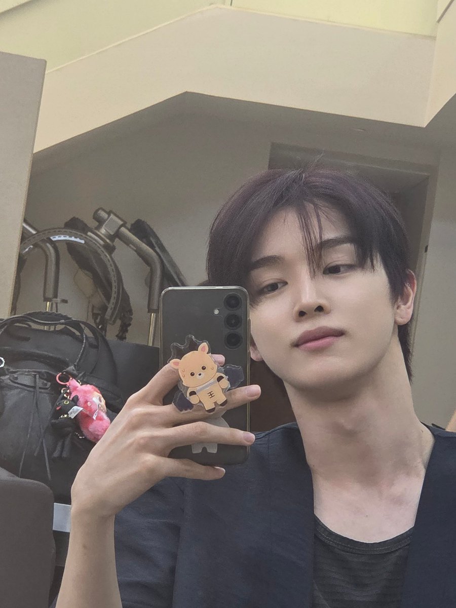 bymysc's tweet image. 얼굴존잘인데어케목이랑손도잘생김
