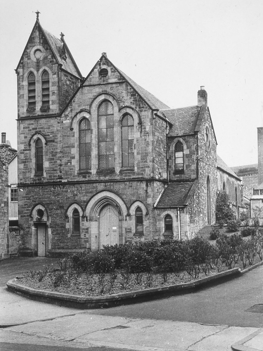 West Pork Kirk, just one of many places of worship that have succumbed to the ever-changing needs of Teri society down the years. Replaced in the 1970s by sheltered housing. 

What are your memories of this place?

🎞 SWI Collection

#proHawick #Hawick #ScottishBorders
