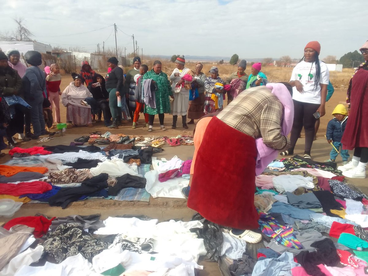 macua_sa's tweet image. This MandelaDay, WAMUA branches in Khutsong, Nyakallong, Thabong  and Bekkersdal drove real change by cleaning up our communities, donating toiletries &amp;amp; food, and serving breakfast &amp;amp; lunch to 200+ orphans alongside the department of Health, Ikamvalethu, Department of Safety, The…