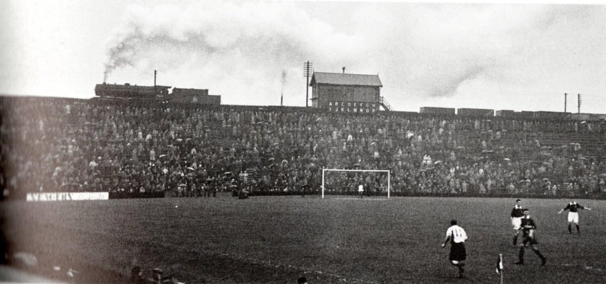 adipullenLNER's tweet image. Burnden Park, Bolton in 1952.
The famous Railway end c/w steam train in 1952. 
📸 unknown