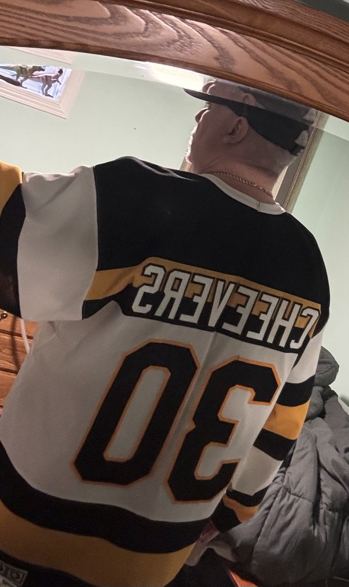 steves_simpson's tweet image. As u guys know my brother passed away earlier this year & his fav hockey 🏒 team was the BRUINS , so my sister gave me his H.O.F. autographed GERRY CHEEVERS JERSEY (absolute love it) will wear it in his honour to the JETS vs BRUINS game this season MISS YA BRO 😎👊🏻🇨🇦👊🏻…