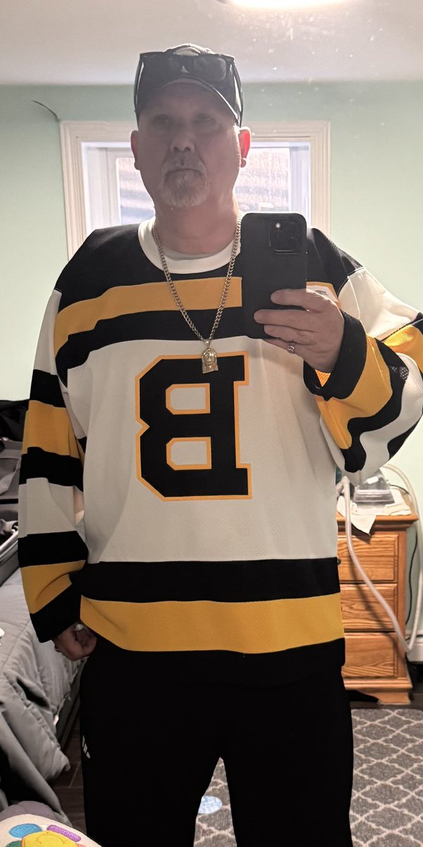 steves_simpson's tweet image. As u guys know my brother passed away earlier this year & his fav hockey 🏒 team was the BRUINS , so my sister gave me his H.O.F. autographed GERRY CHEEVERS JERSEY (absolute love it) will wear it in his honour to the JETS vs BRUINS game this season MISS YA BRO 😎👊🏻🇨🇦👊🏻…