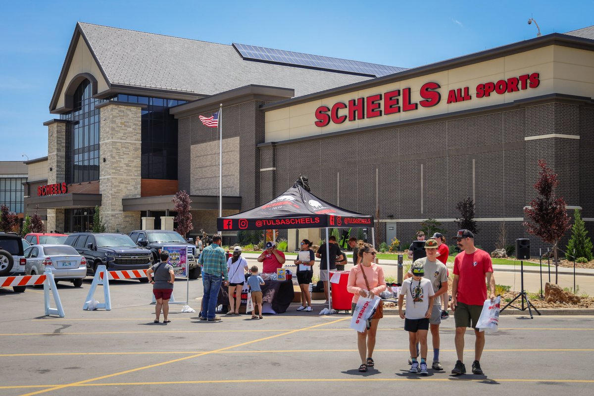TulsaPolice's tweet image. SUMMER FEST AT SCHEELS!
Special thanks to @SCHEELS  for inviting us out to Summer Fest this weekend!
The event gave people the chance to talk with Officers, check out our armored vehicle and gear, and hang out with some of the members of the Special Operations Team!
Kids and…