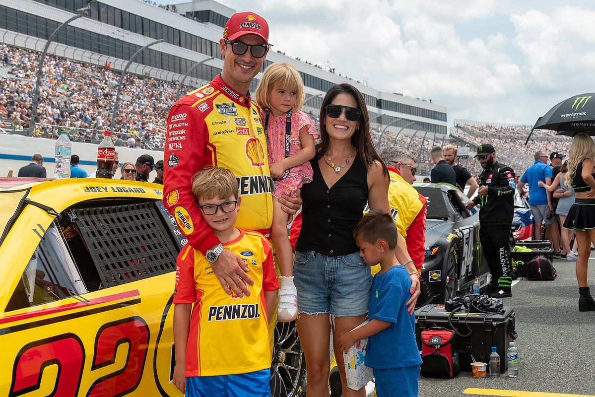 joeylogano's tweet image. 📸’s from Dover | #600 Career #NASCAR Cup Start 

@Team_Penske @ShellStationsUS @Pennzoil @FordPerformance @MaxxSunglasses @CocaColaRacing #CokePartner @PlanetFitness @NASCAR