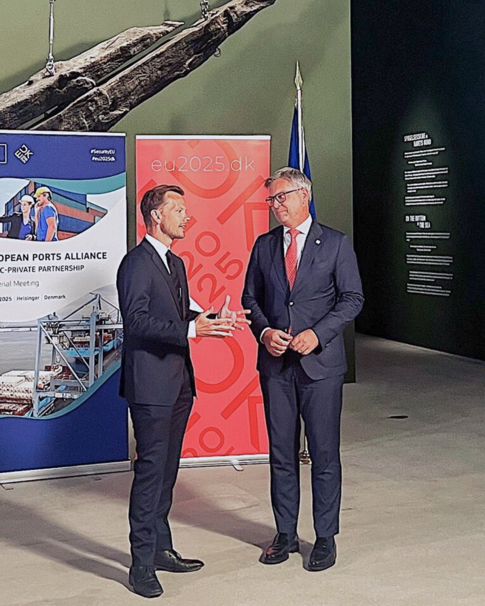 eu2025dk's tweet image. Today, the European Ports Alliance convenes at the M/S Maritime Museum in Helsingør to strengthen cross-border cooperation between ports, customs, law enforcement, and EU agencies 🇪🇺
The meeting is co-hosted by Minister @PHummelgaard and Commissioner Magnus Brunner.