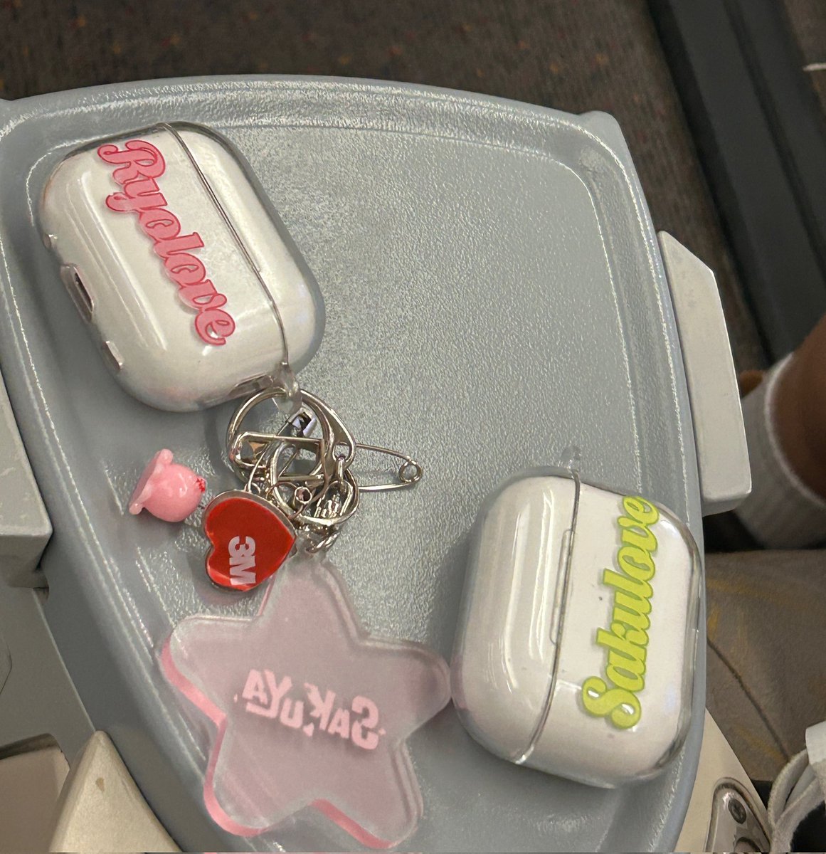 osionwave's tweet image. the way pink is saku's favorite color and green is ryo's favorite color is so endearing, everything is meaningful for them 🥺