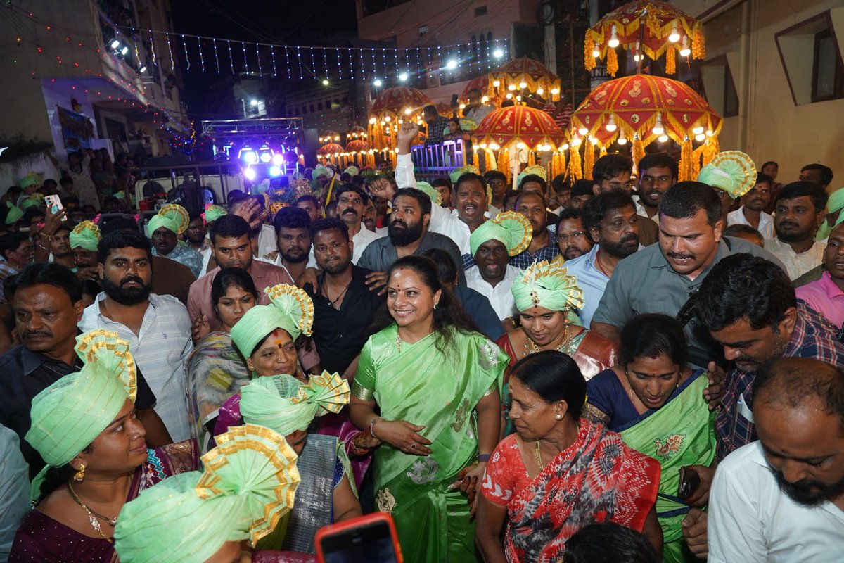 OfficeOfKavitha's tweet image. కార్వాన్ నియోజకవర్గం గుడిమల్కాపూర్ డివిజన్ లోని హరిదాస్ నగర్ లో కోడూరు శ్రీధర్ సాగర్ ఆధ్వర్యంలో కనకదుర్గ అమ్మవారి ఆలయం నుండి గణేష్ ఘాట్ వరకు నిర్వహించిన ఫలహారం బండి ఊరేగింపు వేడుకలో పాల్గొన్న ఎమ్మెల్సీ @RaoKavitha
