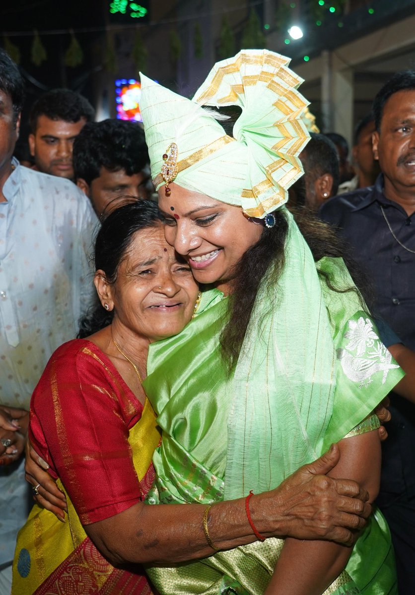 OfficeOfKavitha's tweet image. కార్వాన్ నియోజకవర్గం గుడిమల్కాపూర్ డివిజన్ లోని హరిదాస్ నగర్ లో కోడూరు శ్రీధర్ సాగర్ ఆధ్వర్యంలో కనకదుర్గ అమ్మవారి ఆలయం నుండి గణేష్ ఘాట్ వరకు నిర్వహించిన ఫలహారం బండి ఊరేగింపు వేడుకలో పాల్గొన్న ఎమ్మెల్సీ @RaoKavitha