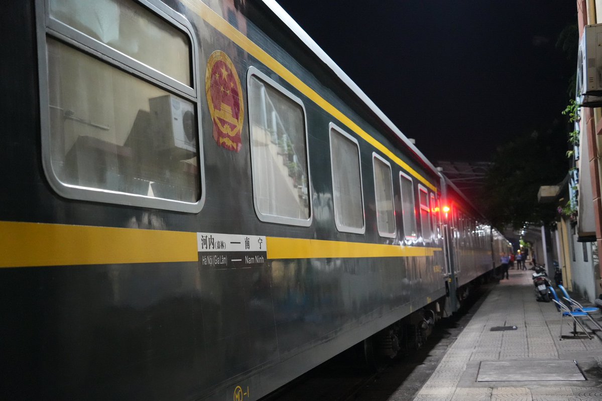 Ch112161's tweet image. 車内の様子。
全車両が軟臥(4人個室寝台)
車内は完璧に清掃されており、造花の飾りもおしゃれ。
流石は国際列車。
中国鉄路の乗務員が全区間を担当します。
#河内南寧2025