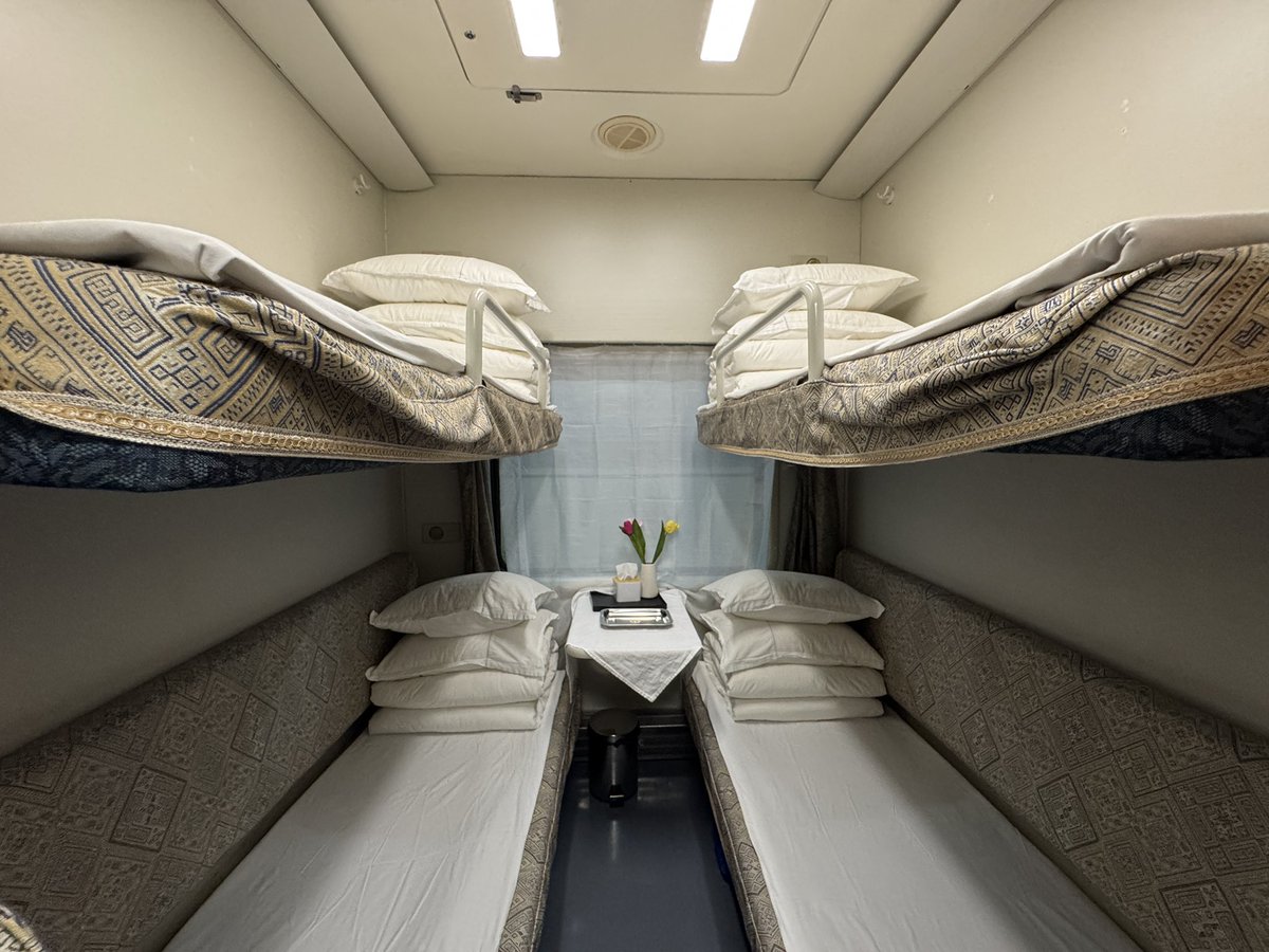 Ch112161's tweet image. 車内の様子。
全車両が軟臥(4人個室寝台)
車内は完璧に清掃されており、造花の飾りもおしゃれ。
流石は国際列車。
中国鉄路の乗務員が全区間を担当します。
#河内南寧2025