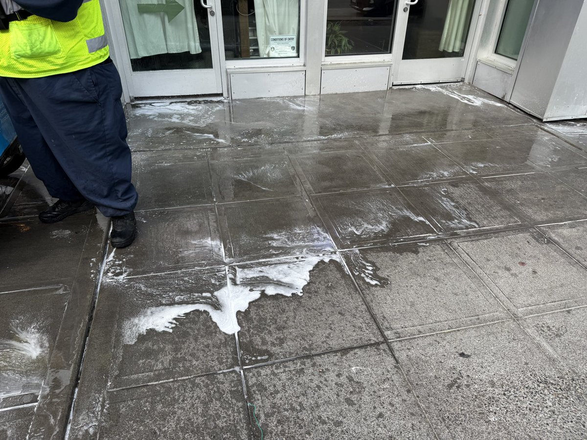 jasonrantz's tweet image. Homeless person just used this storefront as a toilet. The Downtown Seattle Association—not the city—came to clean it up.
Under @MayorofSeattle, the city does the bare minimum to clean up after the mess it caused.