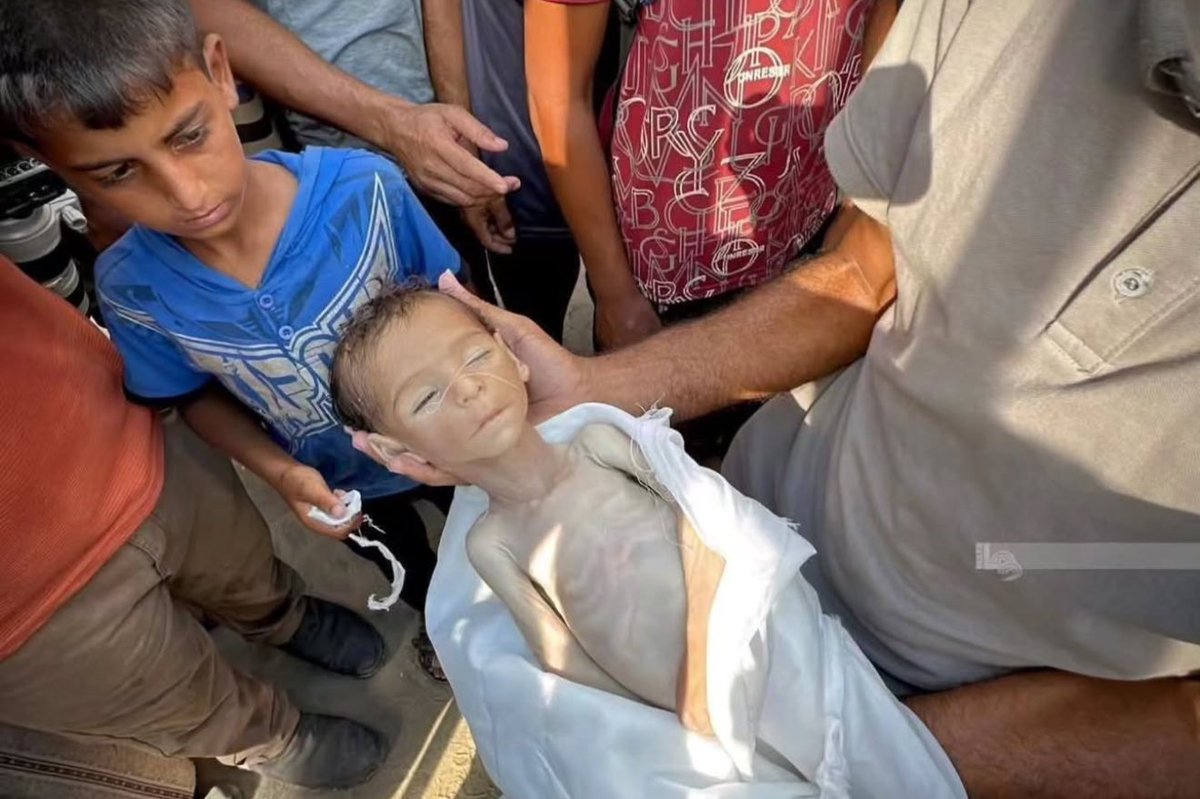 احكي لرب العباد كل شي 
واشكيهم كلهم ل الله -عزوجل-
واحكيله عن عباده المسلمين وتخاذلهم 
واحكي لرسول الله عن أمته المسلمة كيف تركتك تموت من الجوع  .