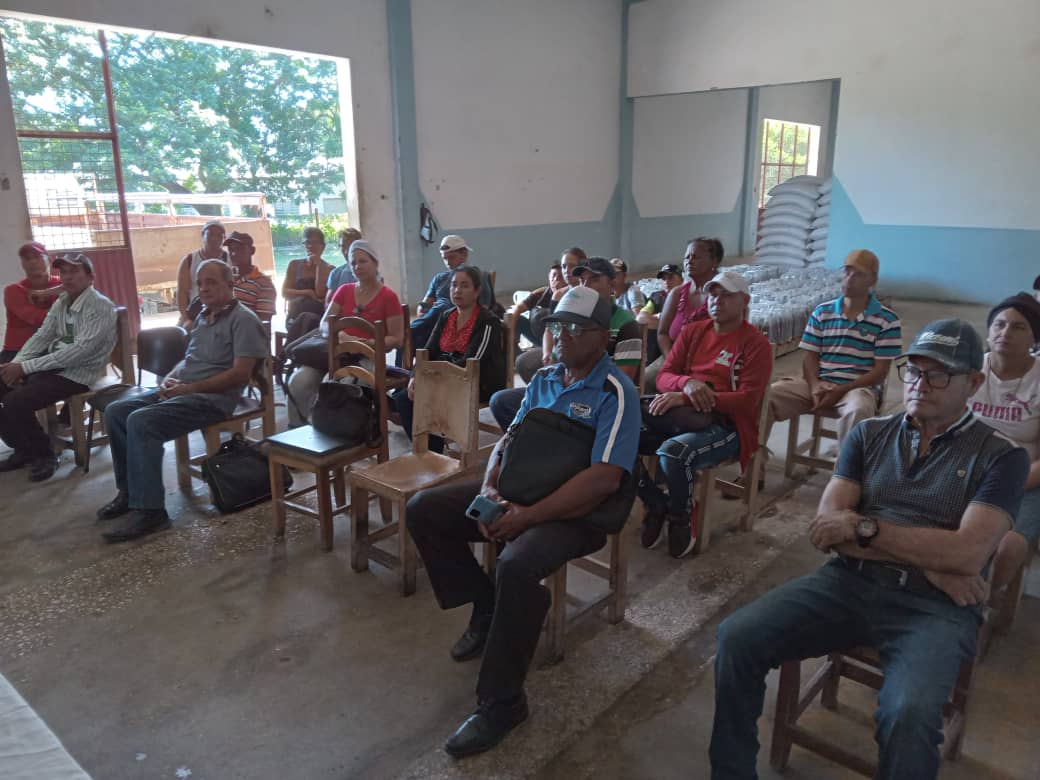 AlimGranma2021's tweet photo. Con la presencia de las autoridades del PCC y directivos de la EMPA GRANMA se desarrolla Plenaria del Delito en la UEB 656 Cauto Cristo. #EMPAGR @MincinCuba @GrupodAlimentos @BetsyDazVelzqu2. @YudelkisOrtizB. @YanetsyTerry @yaisdor24687 https://t.co/sgL3E6IReX