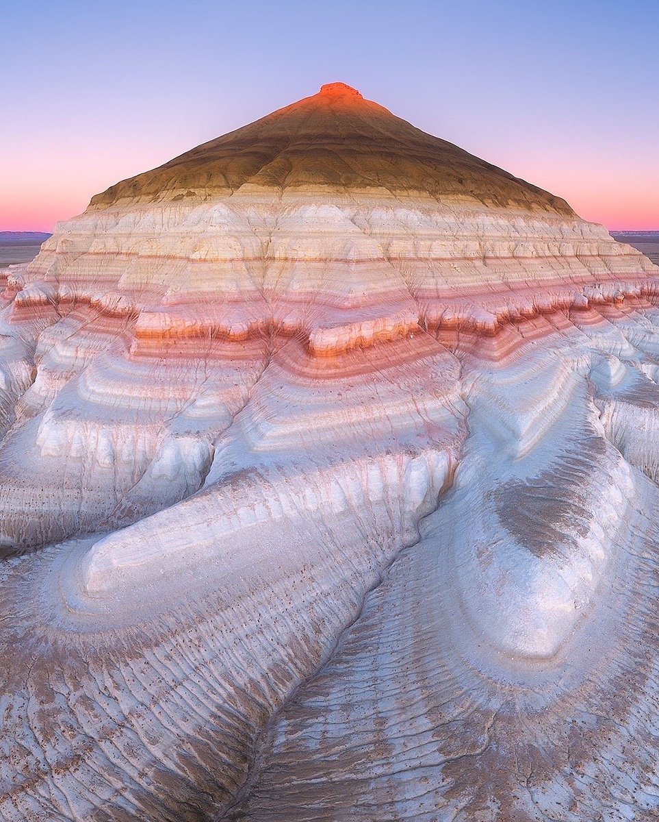 Nature_Waa's tweet image. The Layered Cake shape mountain of Bokty in West Kazakhstan!π°