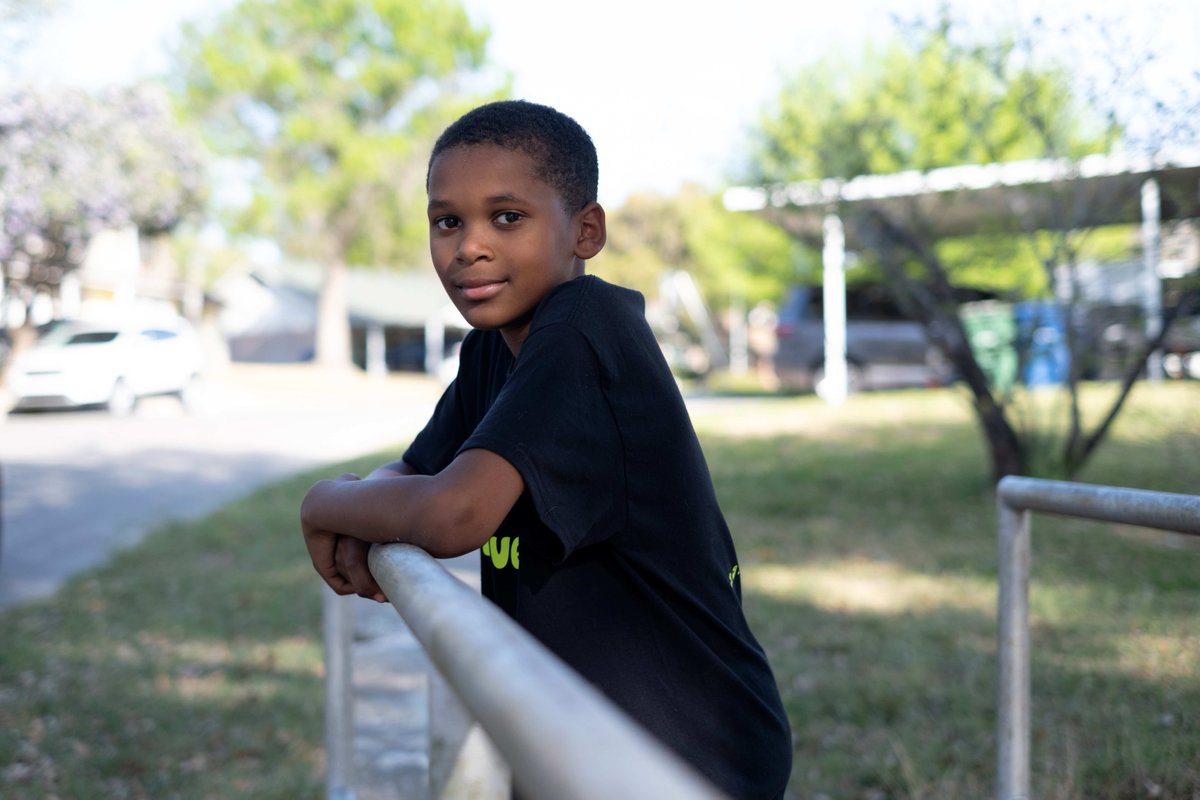 FeedingAmerica's tweet image. 11-year-old Elijah dreams of being a robotic engineer.
Free meals at school & summer programs help him stay focused and energized.
“When I’m hungry, I get tired. When I’m not, I’m ready for whatever happens.”
☀️ Give now: bit.ly/4mG7bfs