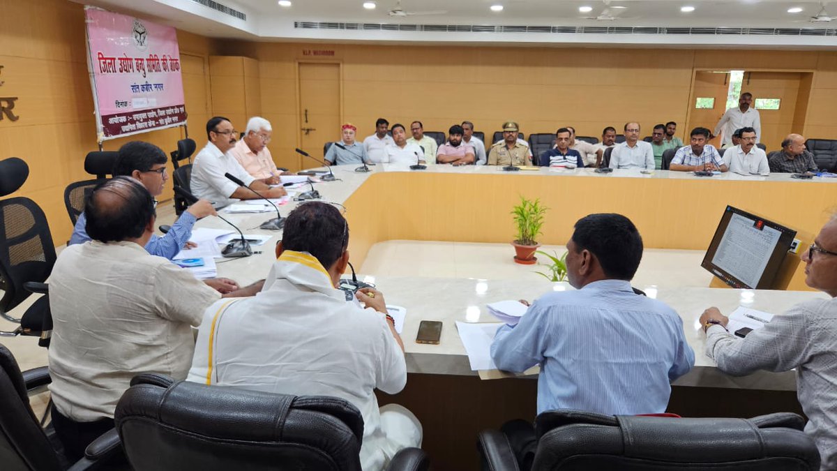 DistrictSant's tweet image. जिलाधिकारी महोदय की अध्यक्षता में जिला उद्योग बन्धु समिति/जिला निर्यात प्रोत्साहन समिति एवं पी0एम0 विश्वकर्मा जिला क्रियान्वयन समिति की बैठक कलेक्ट्रेट सभागार में किया गया। संबंधित अधिकारी को आवश्यक निर्देश दिए गए।