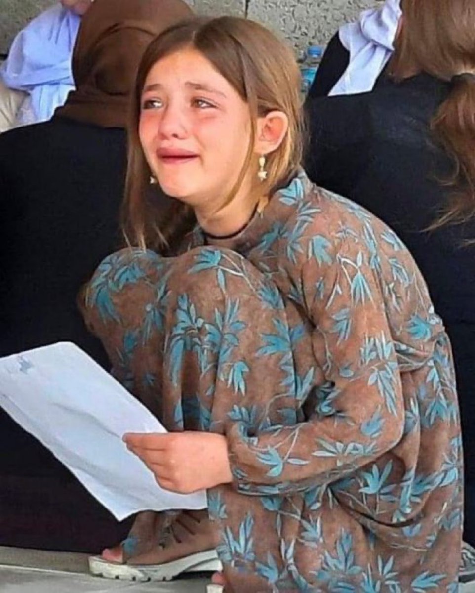 AzatAlsalim's tweet image. Fûck your fake humanity when you didn’t march against Genocide of 500K Yezidis by lSlS,
for 7K Yezidi kidnapped women,
for 2690 missing Yezidis.
for 10K Yezidis being killed for refusing to convert lsIam!
Picture of a Yezidi girl waiting for her kidnapped family after 11 years!!