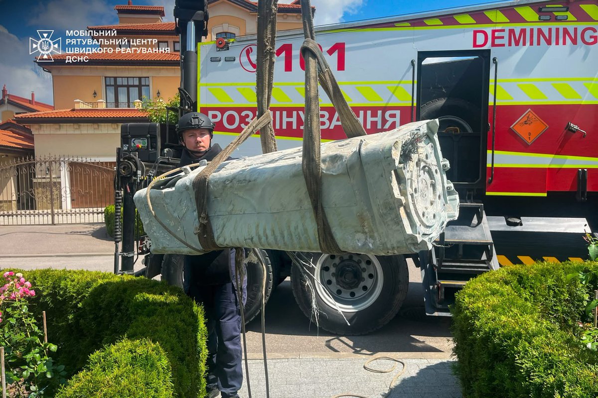 MilAviaUA's tweet image. У Києві сапери ДСНС ліквідували бойову частину збитої російської ракети Х-69, що впала поруч із житловим будинком після чергової повітряної атаки ворога й могла здетонувати будь-якої миті.