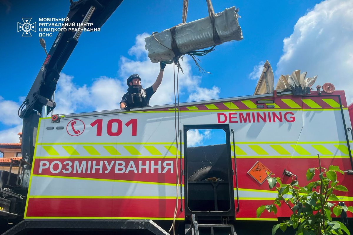 MilAviaUA's tweet image. У Києві сапери ДСНС ліквідували бойову частину збитої російської ракети Х-69, що впала поруч із житловим будинком після чергової повітряної атаки ворога й могла здетонувати будь-якої миті.