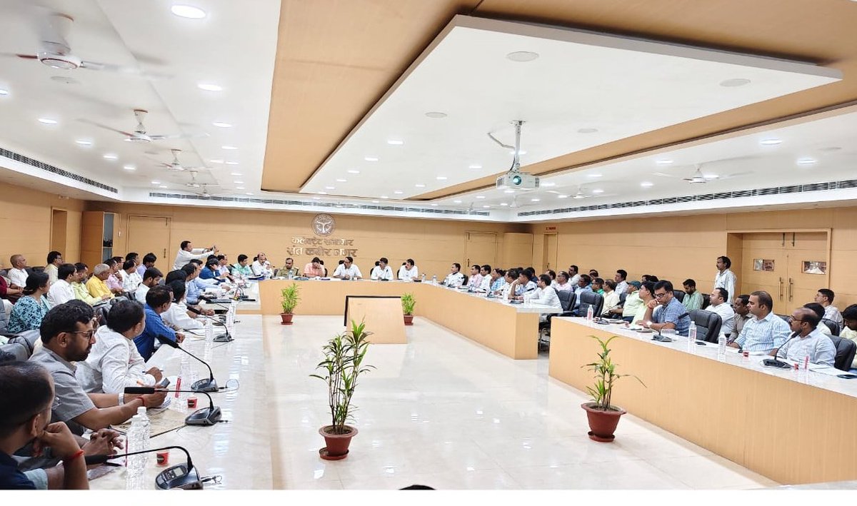 DistrictSant's tweet image. जिलाधिकारी महोदय की अध्यक्षता में उ0प्र0 लोक सेवा आयोग, प्रयागराज द्वारा आयोजित समीक्षा अधिकारी/सहायक समीक्षा अधिकारी (प्रा0) परीक्षा-2023 की समीक्षा/तैयारी बैठक कलेक्ट्रेट सभागार में आयोजित हुयी ।
जनपद में परीक्षा को सकुशल सम्पन्न कराये जाने हेतु 19 परीक्षा केंद्रों पर 19…