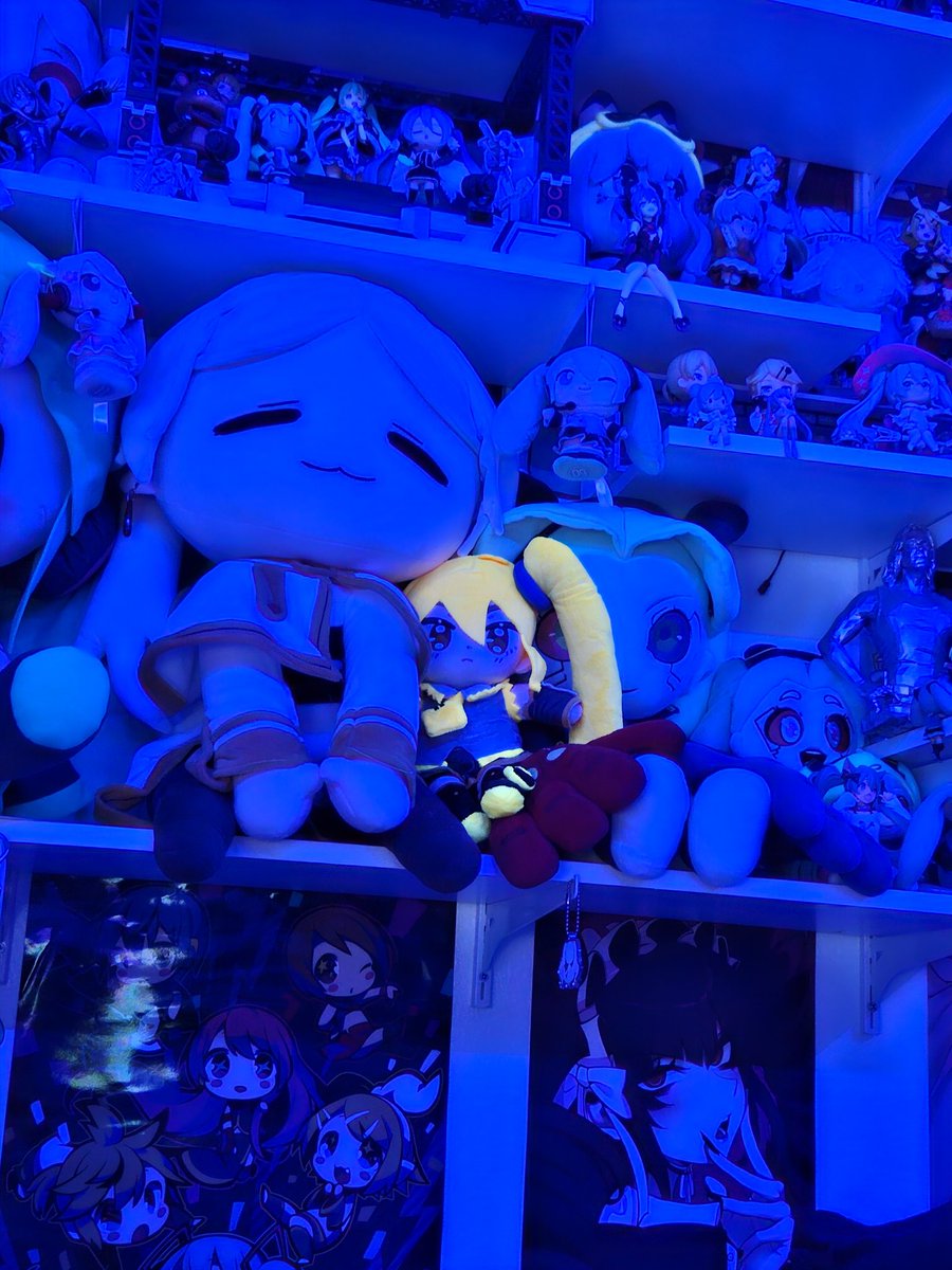 My Neru plush from <a href="/pierrotsdoll/">peedee(ピディ)🌸💚</a> arrived! I love her so much! Also, she glows when I set my room lights to blue