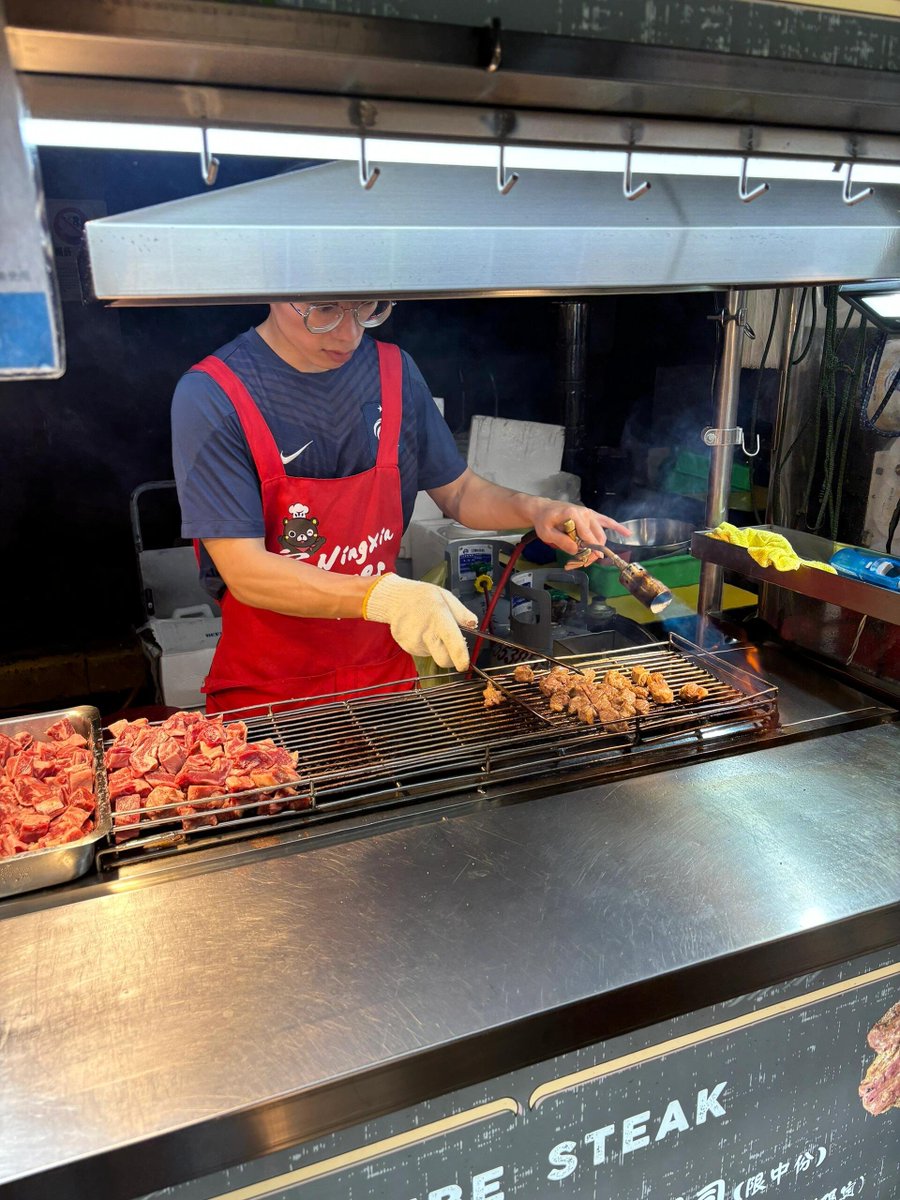 台北の寧夏夜市では、厚切りステーキと微笑み炭火焼きがとても美味しかったです😊✨