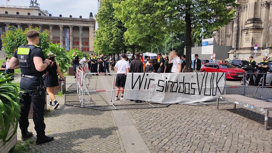 KaterHofmann's tweet photo. Rechts und mittig vor dem Berliner Dom demonstrierten am Sonntag verschiedene ethno-nationalistische Gruppen, die sich für auserwählt halten, unter dem Schutz der Berliner Polizei für Ethno-Nationalismus. 'Gegen Antisemitismus und Ausländer raus' war hier das Motto. #b2007 https://t.co/3MC9SEmR8p