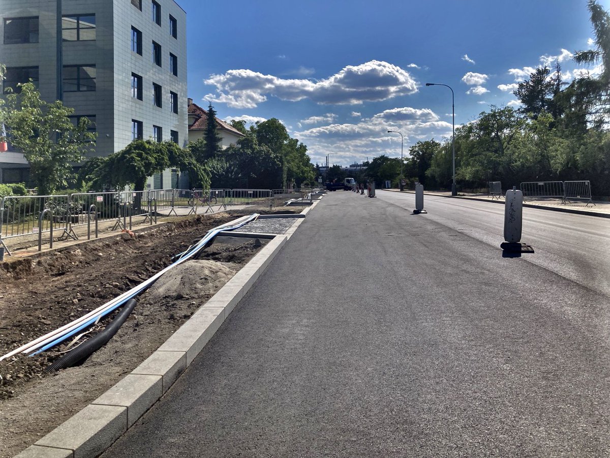 🛠️ Velká rekonstrukce mění tvář Peroutkovy ulice v <a href="/mcpraha5/">Praha 5</a>. A je za polovinou!

Skončí v roce 2026 pracemi na nově vznikajícím náměstí u prodejny Albert. 🛒

Aktuálně probíhá úprava vozovky, chodníků, sítí, zeleně i mobiliáře. 🌳

Projekt koordinujeme s dalšími investory.