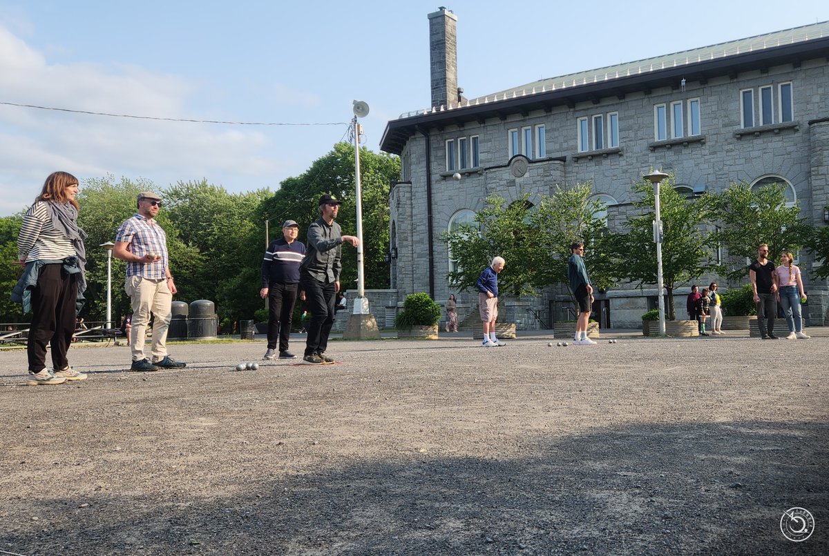 Au parc La Fontaine, la pétanque devient un langage entre générations. Une symphonie de rires, de souvenirs et d’histoires prend vie sur le gravier de ce parc situé sur le sentier de la Ville de <a href="/Montreal/">Montréal</a>, un tronçon du <a href="/SentierTC/">Sentier Transcanadien 🇨🇦</a>. 
À lire : brnw.ch/21wUj2v