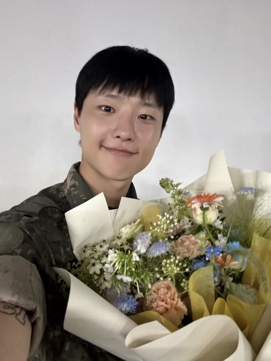 3일 동안 저희 조승연 전역 축하 카페에 오셔서 함께 즐겨주신 무즈님들 감사합니다🧡💙 조승연의 군인으로서의 멋진 모습을 공유하고 전역의 기쁨을 함께 하고자 기획을 했는데 여러분 덕분에 정말로 즐겁고 행복한 파티 같은 시간이 되었습니다 다시 한번 감사드립니다🧡💙