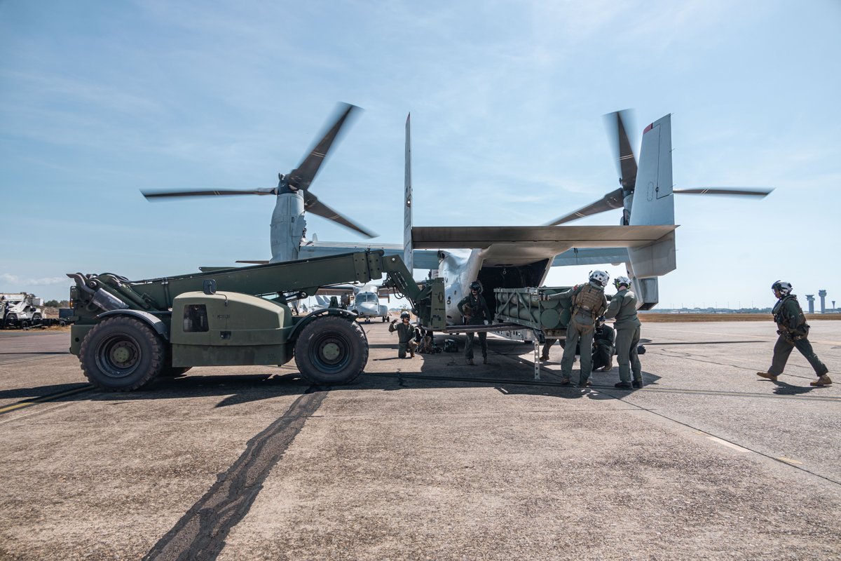 USMC's tweet image. #Marines with @MRFDarwin offload M142 High Mobility Artillery Rocket System ammunition pods from an MV-22B Osprey in the Northern Territory, Australia.
#TalismanSabre is the largest bilateral military exercise between Australia and the United States, advancing a free and open…