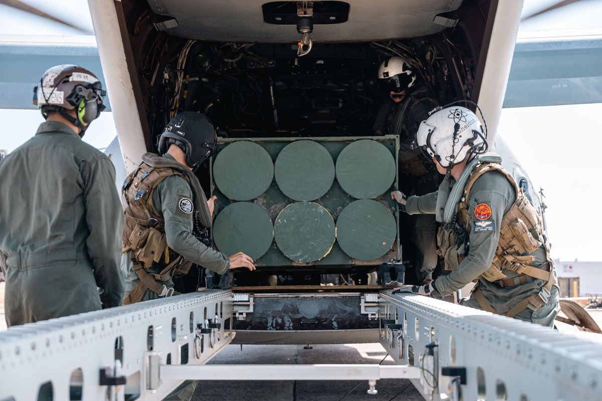 USMC's tweet image. #Marines with @MRFDarwin offload M142 High Mobility Artillery Rocket System ammunition pods from an MV-22B Osprey in the Northern Territory, Australia.
#TalismanSabre is the largest bilateral military exercise between Australia and the United States, advancing a free and open…