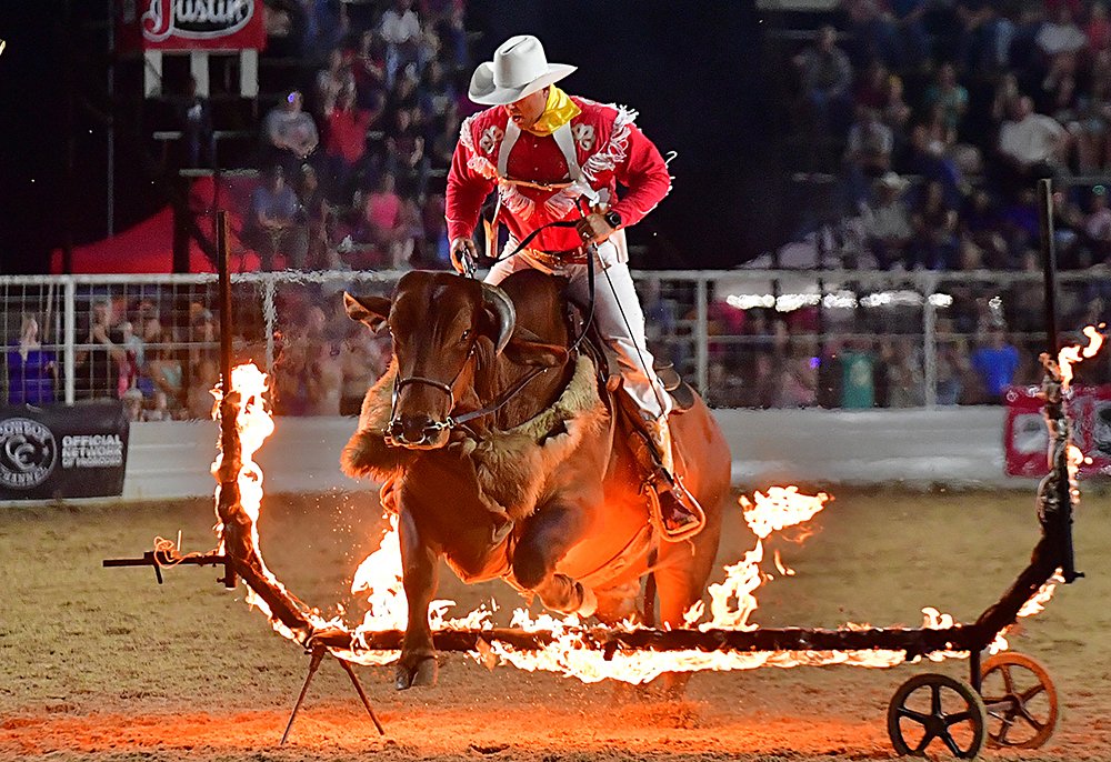 TwisTEDRodeo's tweet image. Louisianan Brian Patton, #TheMisfitCowboy, will showcase his unique specialty act during this year's @LeaCountyFair. It it something people have to see to believe. twistedrodeo.com/2025/07/21/pat… 📸 Robby Freeman