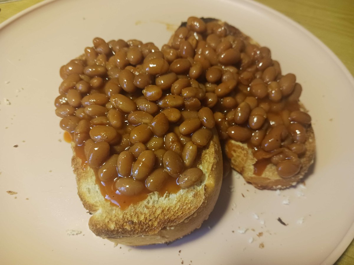 TheHappyHereti1's tweet image. Been trying to eat healthy last couple months. Down about 20 pounds in the last couple months by (trying to) stay in a calorie deficit and up my protein intake. Today's breakfast is Dr Pepper flavored beans on toast with some grapes.
Also beans on toast is messy as hell...