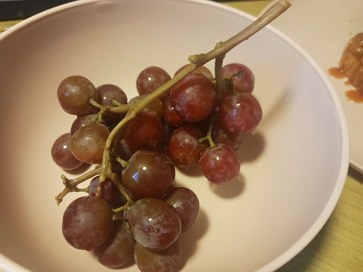 TheHappyHereti1's tweet image. Been trying to eat healthy last couple months. Down about 20 pounds in the last couple months by (trying to) stay in a calorie deficit and up my protein intake. Today's breakfast is Dr Pepper flavored beans on toast with some grapes.
Also beans on toast is messy as hell...