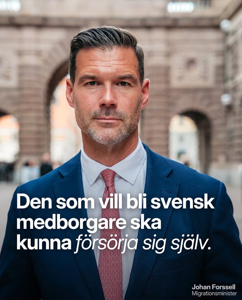 JohanForssell's tweet image. Jag vill att man ska vara stolt över att bli svensk medborgare och stolt blir man bara om man behövt anstränga sig.
Regeringen inför nu en helt ny princip om att varje person som kommer till Sverige ska kunna försörja sig själv för att kunna få svenskt medborgarskap.
Höjda…