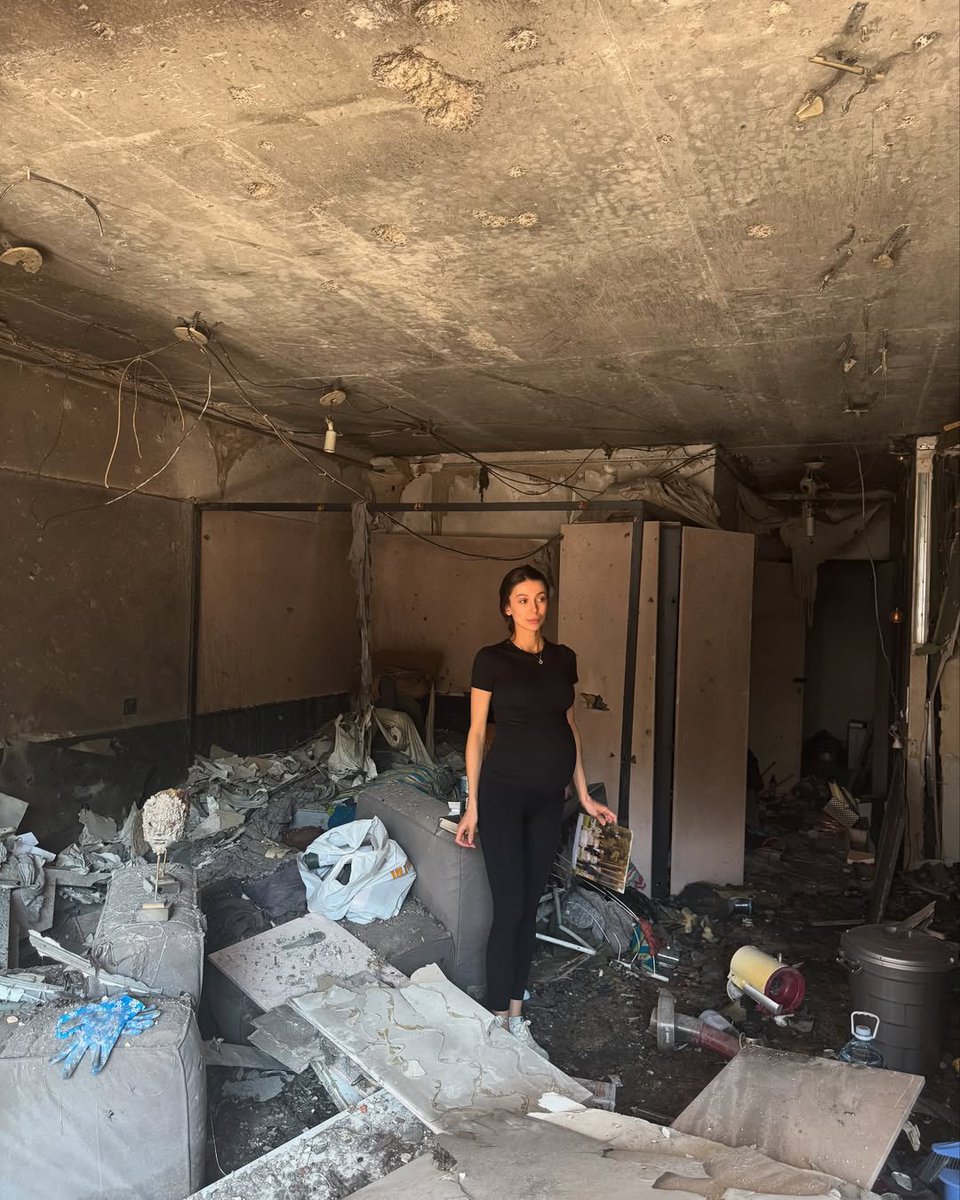 victoriaslog's tweet image. Russia killed Bohdana’s dad in 2022, and now it destroyed her home.
She’s nine months pregnant and out there clearing the rubble of her apartment in Kyiv — the one Russia bombed last night.