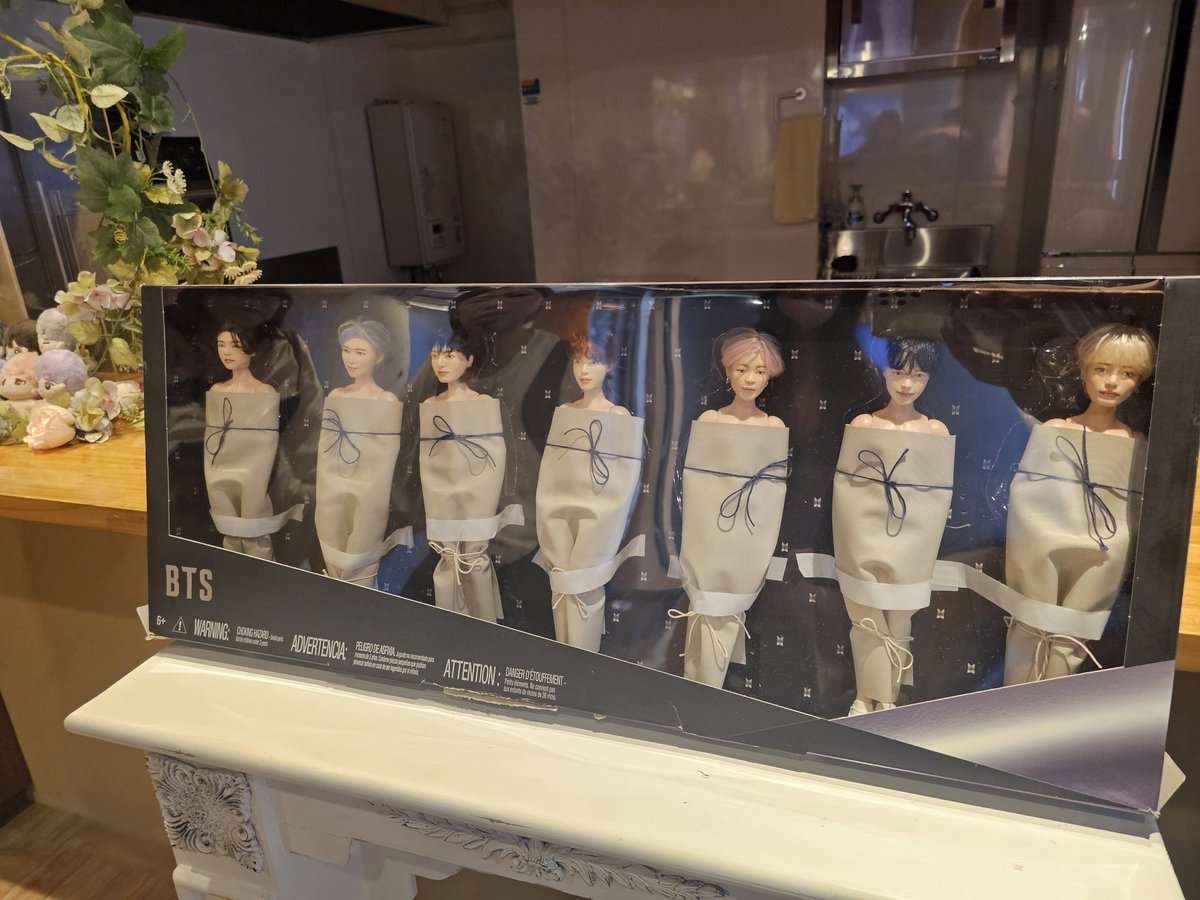 bangtan0613luv's tweet photo. Uricafeでマテル展示してるというので見に行きました
7体箱に入ってると圧巻‼️やはり目がいくのはジミンちゃんですが今日は見るだけです✨29日まで展示しているそうです。たまたま居合わせたマテルちゃんとも記念撮影しましたーありがとうございました😊
 #Uricafe
 #マテルドール https://t.co/CfhQtlgBUI