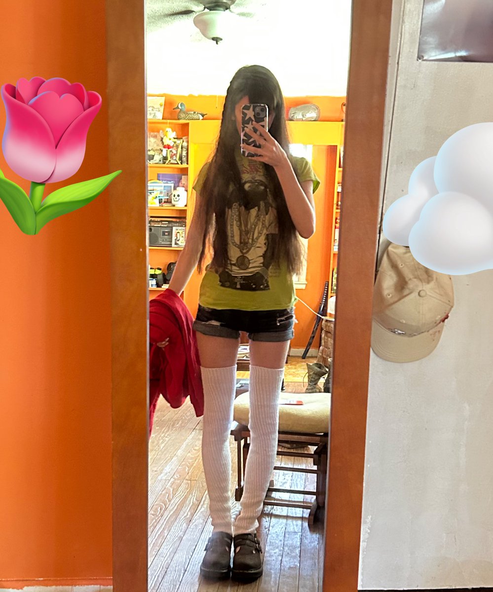 sentientGirlx's tweet image. eff it. leg warmers in the summer